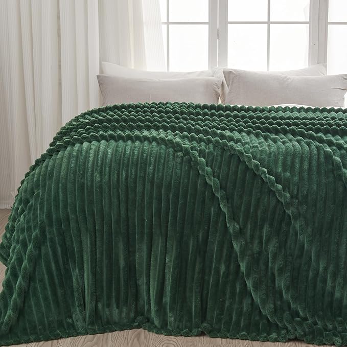 NEWCOSPLAY Super Soft Throw Blanket Dark Green Premium Silky Flannel Fleece 3D Ribbed Jacquard Lightweight Bed Blanket All Season Use (Dark Green Ribbed, Throw(50"x60"))