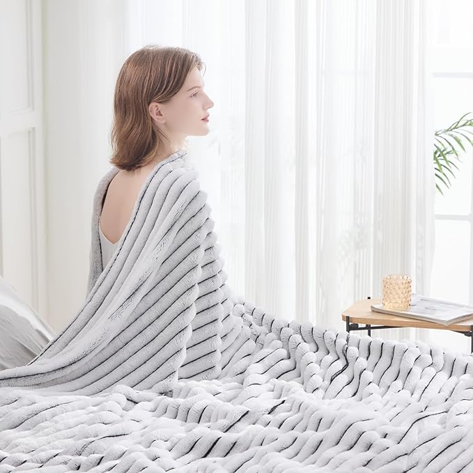 NEWCOSPLAY Super Soft Throw Blanket Black and White Premium Silky Flannel Fleece 3D Ribbed Jacquard Lightweight Bed Blanket All Season Use (Black and White Ribbed, Throw(50"x60"))