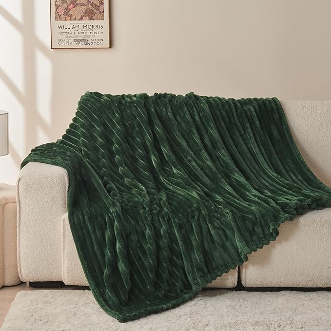 NEWCOSPLAY Super Soft Throw Blanket Dark Green Premium Silky Flannel Fleece 3D Ribbed Jacquard Lightweight Bed Blanket All Season Use (Dark Green Ribbed, Throw(50"x60"))