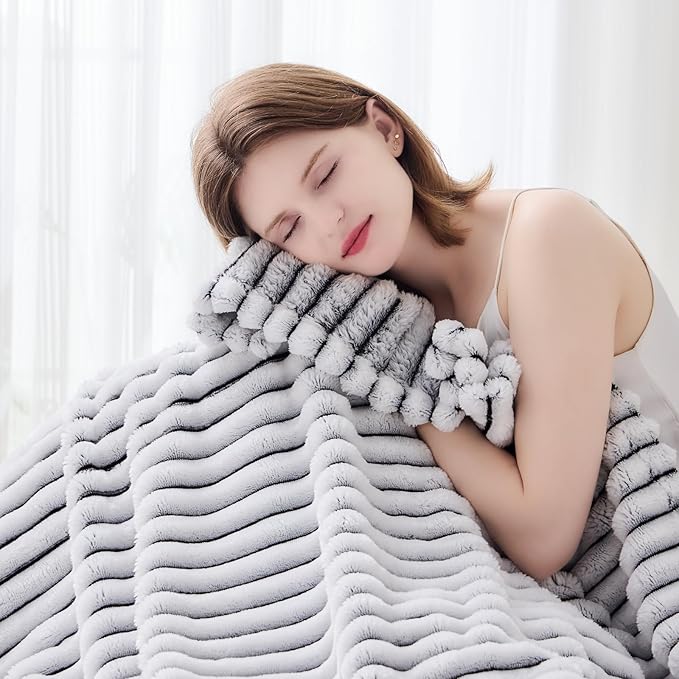 NEWCOSPLAY Super Soft Throw Blanket Black and White Premium Silky Flannel Fleece 3D Ribbed Jacquard Lightweight Bed Blanket All Season Use (Black and White Ribbed, Throw(50"x60"))