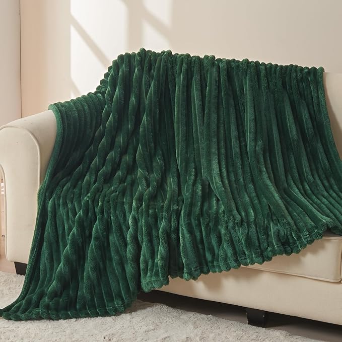 NEWCOSPLAY Super Soft Throw Blanket Dark Green Premium Silky Flannel Fleece 3D Ribbed Jacquard Lightweight Bed Blanket All Season Use (Dark Green Ribbed, Throw(50"x60"))