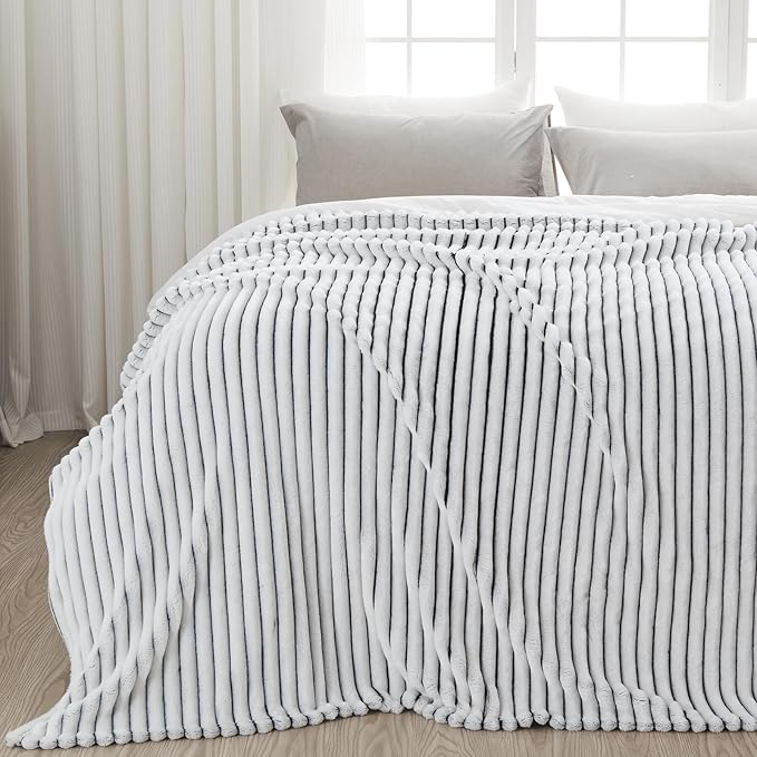 NEWCOSPLAY Super Soft Throw Blanket Black and White Premium Silky Flannel Fleece 3D Ribbed Jacquard Lightweight Bed Blanket All Season Use (Black and White Ribbed, Throw(50"x60"))