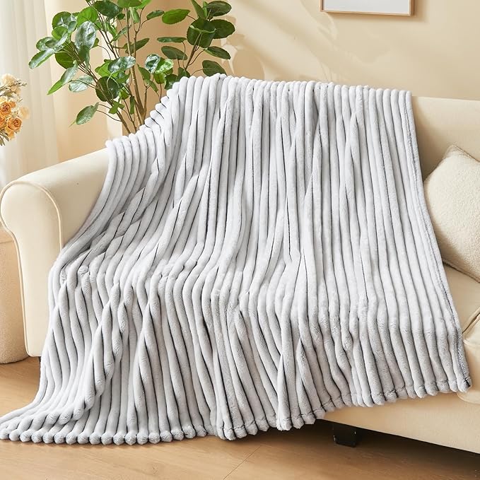 NEWCOSPLAY Super Soft Throw Blanket Black and White Premium Silky Flannel Fleece 3D Ribbed Jacquard Lightweight Bed Blanket All Season Use (Black and White Ribbed, Throw(50"x60"))