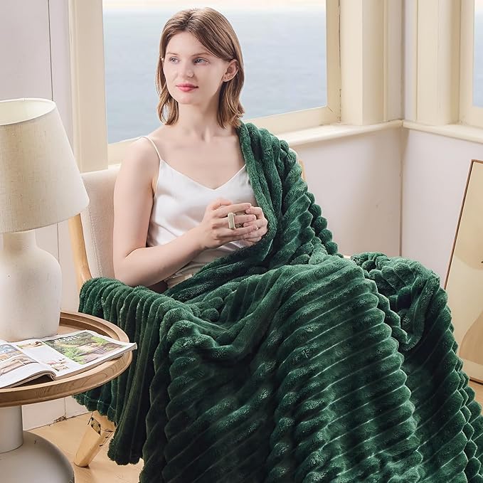 NEWCOSPLAY Super Soft Throw Blanket Dark Green Premium Silky Flannel Fleece 3D Ribbed Jacquard Lightweight Bed Blanket All Season Use (Dark Green Ribbed, Throw(50"x60"))