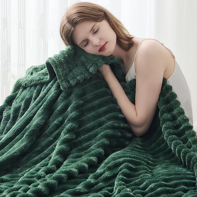 NEWCOSPLAY Super Soft Throw Blanket Dark Green Premium Silky Flannel Fleece 3D Ribbed Jacquard Lightweight Bed Blanket All Season Use (Dark Green Ribbed, Throw(50"x60"))