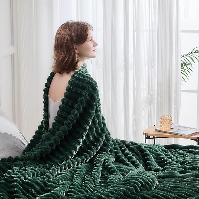 NEWCOSPLAY Super Soft Throw Blanket Dark Green Premium Silky Flannel Fleece 3D Ribbed Jacquard Lightweight Bed Blanket All Season Use (Dark Green Ribbed, Throw(50"x60"))