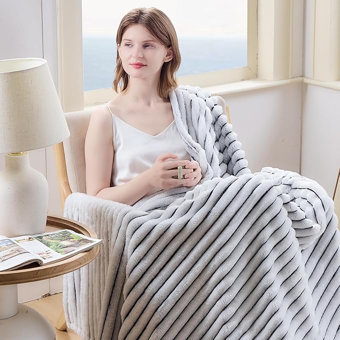 NEWCOSPLAY Super Soft Throw Blanket Black and White Premium Silky Flannel Fleece 3D Ribbed Jacquard Lightweight Bed Blanket All Season Use (Black and White Ribbed, Throw(50"x60"))