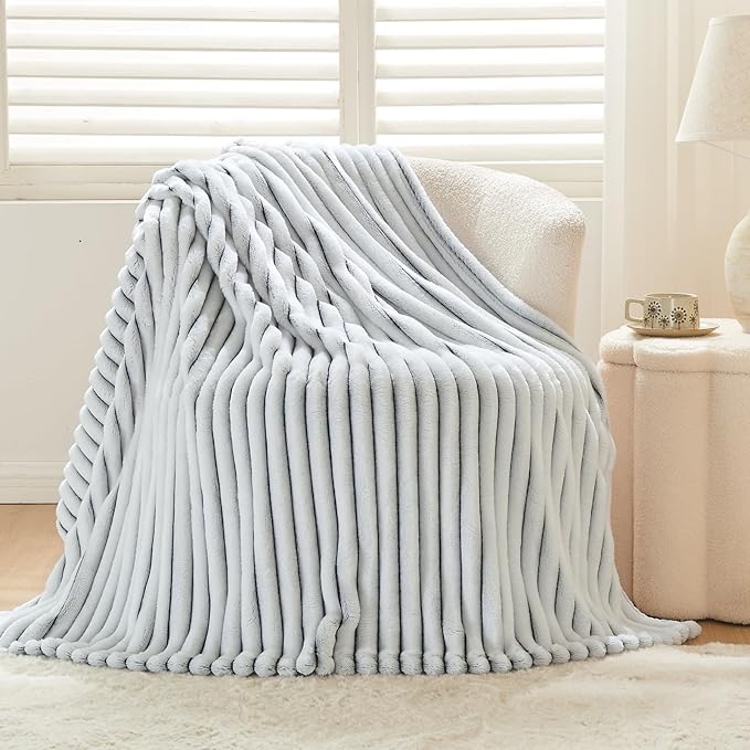 NEWCOSPLAY Super Soft Throw Blanket Black and White Premium Silky Flannel Fleece 3D Ribbed Jacquard Lightweight Bed Blanket All Season Use (Black and White Ribbed, Throw(50"x60"))